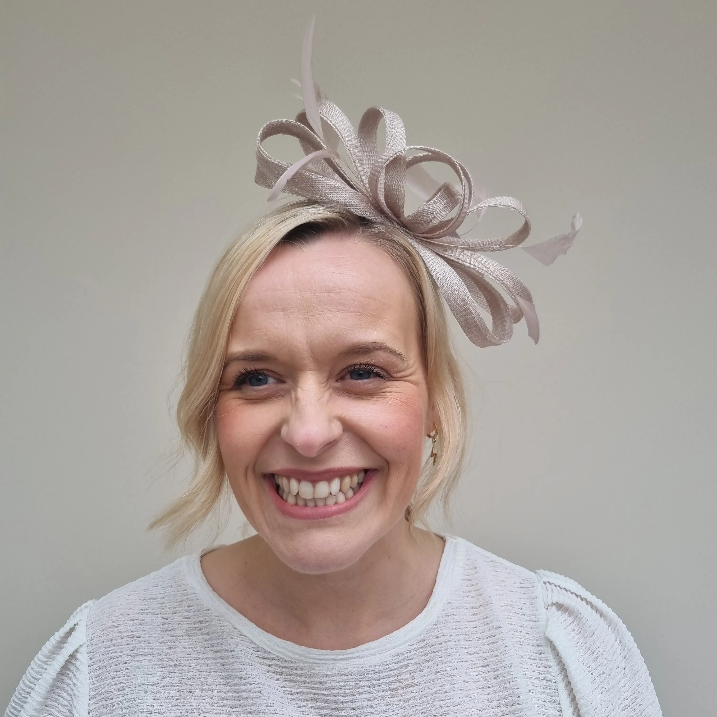 J Bees JB22/238 Fascinator On Headband In Neutrals & Ivory